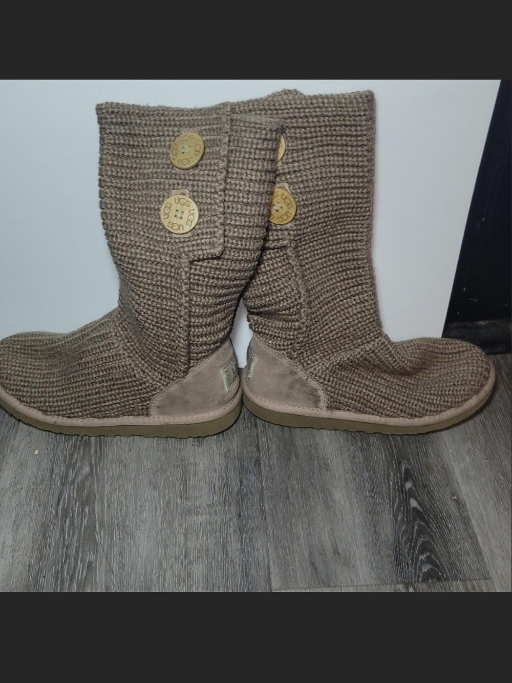 Girls Chestnut Sweater UGG boots, can be worn tall or short. Sz 3